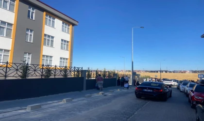 Öğrenciler İçerde, Veliler Dışarda Heyecan Yaşadı