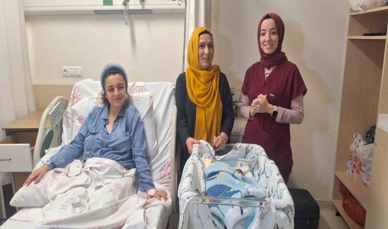 İstanbul Valisi Davut Gül yılın ilk bebeği Kaan’ı ziyaret etti
