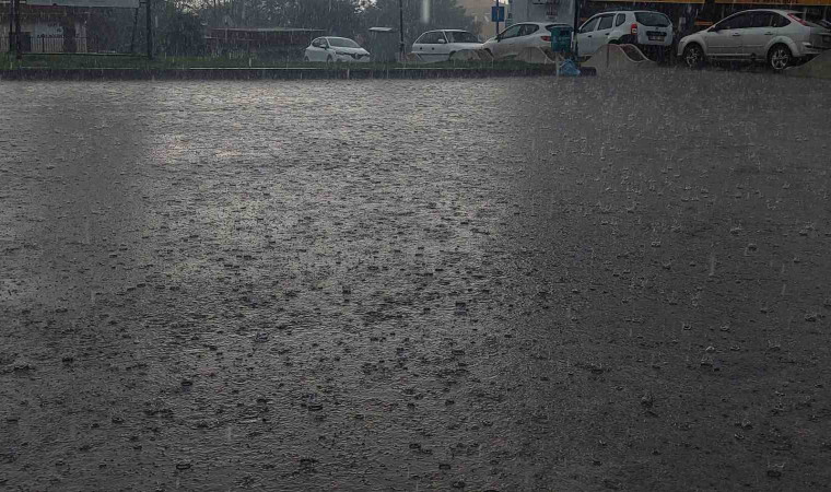 Tekirdağ’da şiddetli yağış: Doluyla karışık yağmur sokakları suyla kapladı