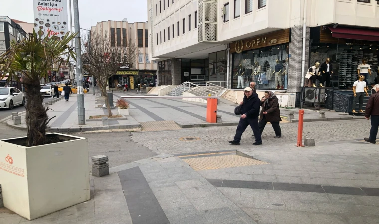 Bariyer Yolu Değil, Kaldırımı Kapattı