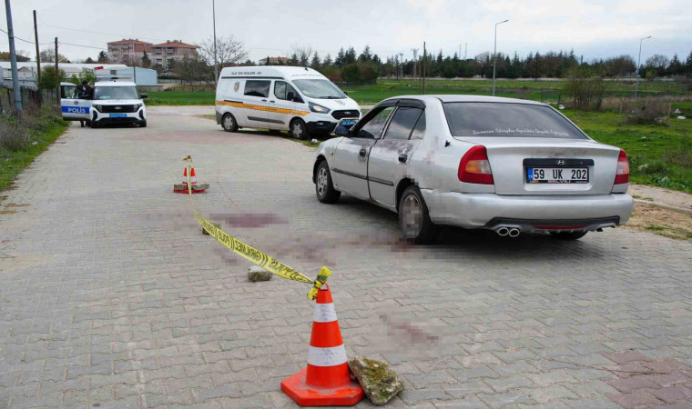 Arkadaşını boğazından bıçakladı