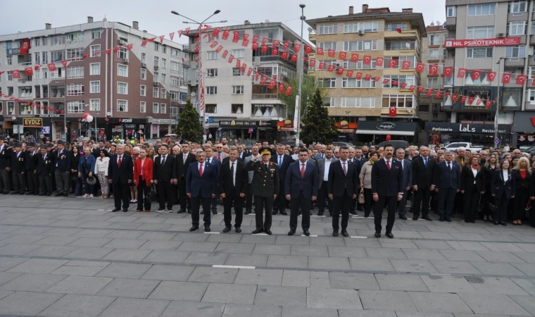 Atatürk Anıtına Çelenkler Sunuldu