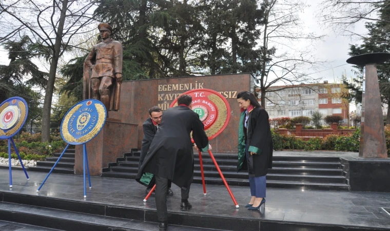 Avukatlar Atatürk Anıtına Çelen Sundu
