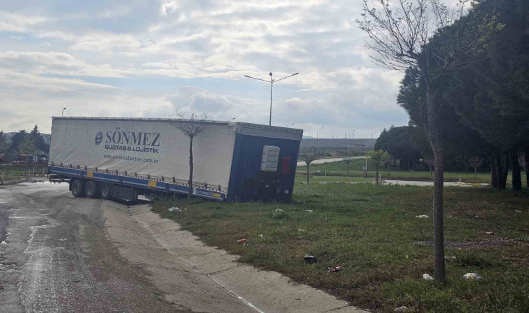 Çanakkale’de seyir halindeki tırın dorsesi çıktı