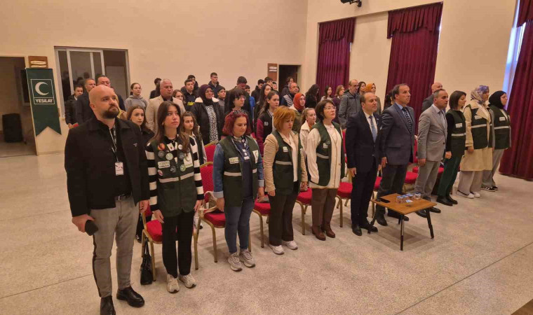 Gençlere kritik uyarı: ”Herkesin elinde telefon var”