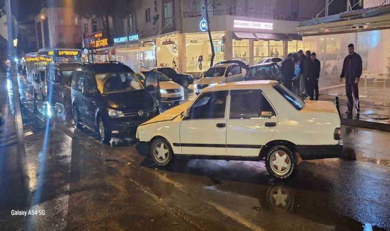 Kazaya karıştı, aracını bırakıp kaçtı