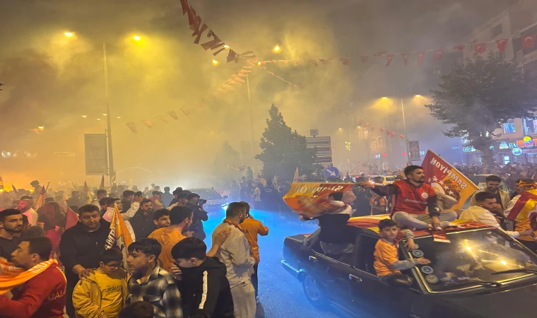 Atatürk Meydanı Sarı-Kırmızıya Boyandı