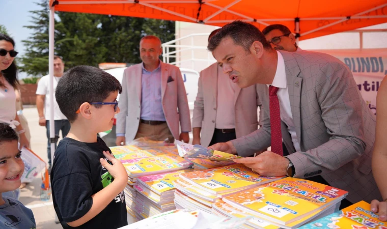 Başkan Sarıkurt'tan Öğrencilere Karne Hediyesi