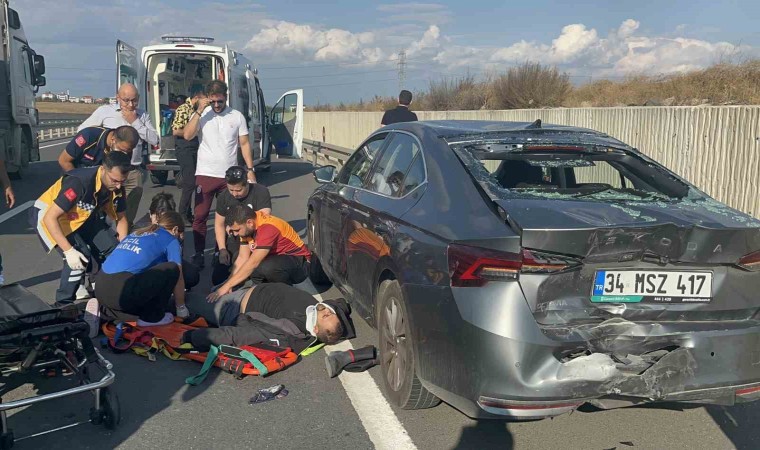 Emniyet şeridindeki otomobile motosiklet çarptı: 1 yaralı