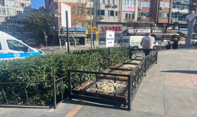 Cumhuriyet Meydanı’na Kuş Besleme Bölümü Yapıldı