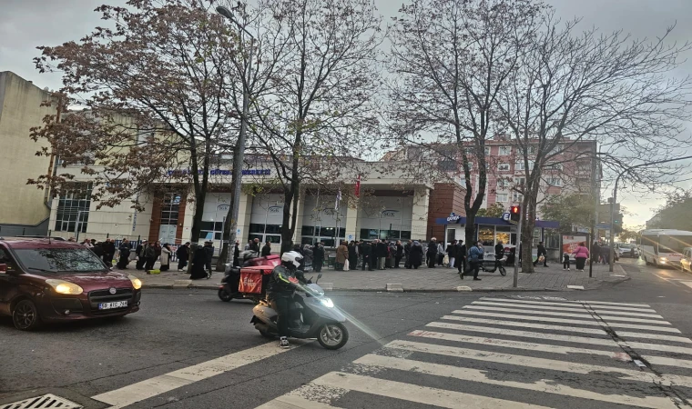 Halk Ekmek Önünde Uzun Kuyruklar Oluşuyor