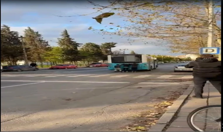 Kaykaycı Çocuklardan Tehlikeli Yolculuk