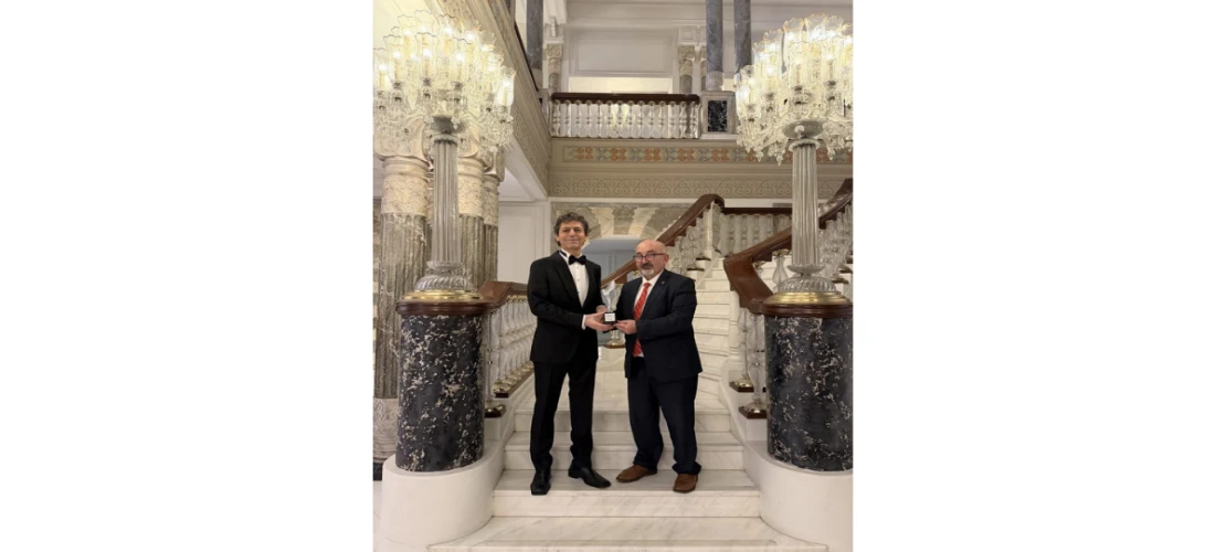 Akif Manaf’a Bir Barış Ödülü Daha: Dünyaca Ünlü Yazar Egeyön Barış Ödülünü Aldı