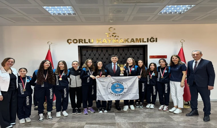 Başarılı Voleybolcular Kaymakam Erten’i Ziyaret Etti