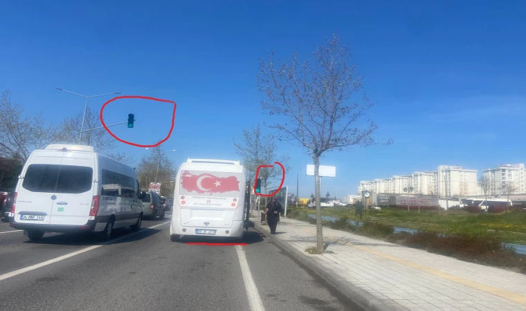 Yeşil Işığa Rağmen Minibüsler Bekliyor!