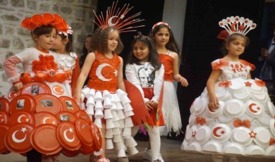 İlkokul öğrencilerinden geri dönüşüm defilesi