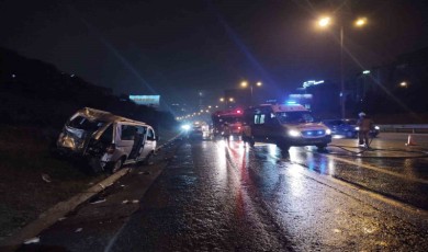 TEM Otoyolu’nda İETT otobüsü park halindeki minibüse çarptı: 2 yaralı