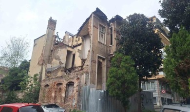 Fatih’te metruk bina kısmen çöktü, park halindeki araçlar hasar gördü