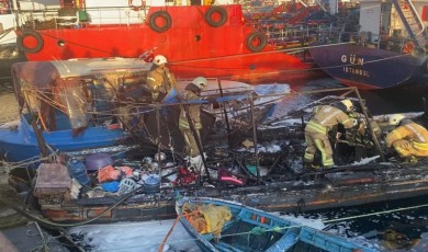 Fatih’te sahibinin kahvaltı yapmak istediği tekne alevlere teslim oldu