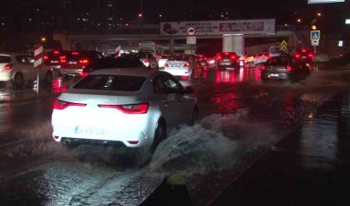 İstanbul’da sağanak etkisini gösterdi, D-100 Kartal istikametinde uzun araç kuyrukları oluştu