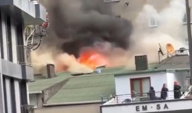 Kağıthane’de korkutan çatı yangını, vatandaş bahçe hortumuyla müdahale etti