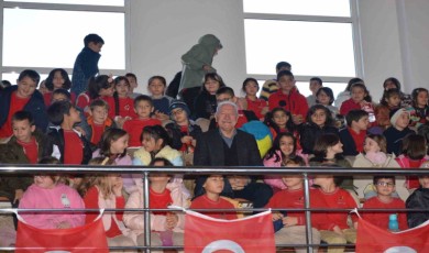 Lapseki’de ’Alice Harikalar Diyarında’ tiyatro gösterisi beğeni topladı