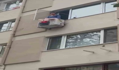 Şişli’de yürekleri ağza getiren anlar kamerada: Alkollü kadını klima motorundan itfaiye kurtardı