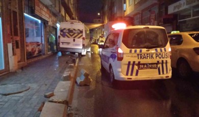 Alkollü servis sürücüsü kaldırıma çıktı: 2 yaralı