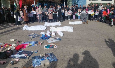 İsrail’e kefenli protesto