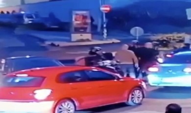 İstanbul’da korku dolu anlar kamerada: Taksicinin başına silah dayadı