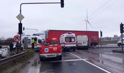 Tırla çarpışan minibüste sıkışan yabancı uyruklu sürücüyü itfaiye kurtardı