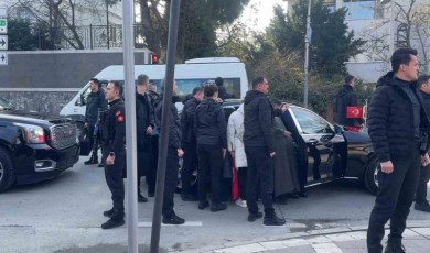 Cumhurbaşkanı Erdoğan, kendisini bekleyen vatandaşlarla sohbet etti