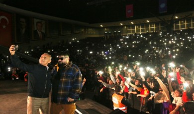 Küçükçekmece’de müzik festivalinde gençler müziğe doydu