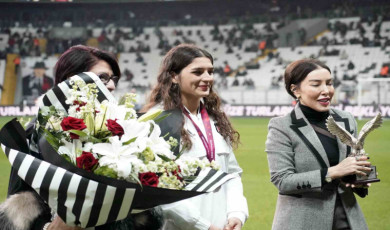 Beşiktaş yönetiminden, şampiyon güreşçi Nesrin Baş’a plaket