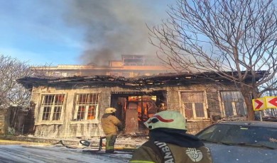 Eyüpsultan’da iki katlı ahşap bina alevlere teslim oldu: Evinin yanışını gözyaşları içinde izledi