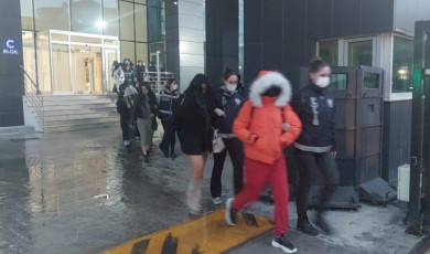 Masaj salonlarına fuhuş operasyonunda 25’i kadın 37 kişi yakalandı