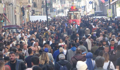 Şubat ayında güneşli ve sıcak havayı fırsat bilenler Taksim’e akın etti