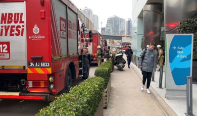 Üsküdar’da lüks sitenin otoparkında yangın çıktı