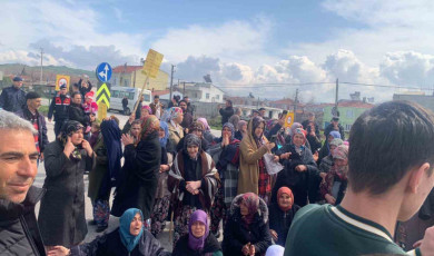 Çanakkale’de köylüler 1 kişinin öldüğü kazanın ardından yolu trafiğe kapattı