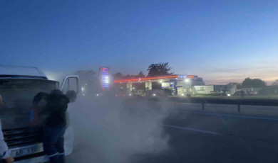 Babaeski’de seyir halindeki minibüste çıkan yangın söndürüldü