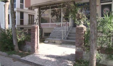 Büyükçekmece’de bir gece 4 bahçe kapısını çalan hırsızlar kamerada