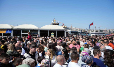 İstanbul Eminönü’ndeki insan seli fotoğraflara yansıdı