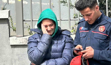 İstanbul’da balkonda genç kızı kurtarma operasyonu: Sigara içerken kilitli kaldı, kurtarılınca kendi haline güldü
