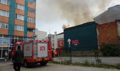 Kırklareli’nde Geç Osmanlı dönemine ait tarihi bina alevlere teslim oldu