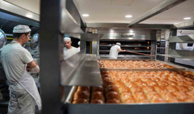 Tatlıcılar bayramda artan talebi karşılamak için çift vardiyalı mesaiye geçtiler