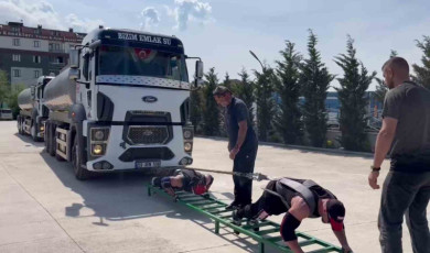 Güç sporcuları, 60 tonluk su tankerini çekti