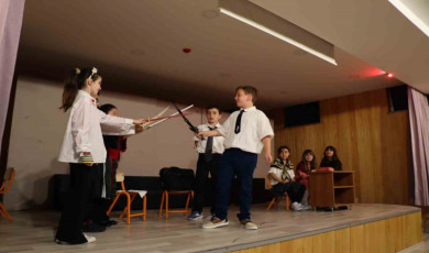 Minik öğrencilerden tiyatro gösterisi