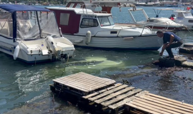 Haliç Sahili’nde sürücüsünün yol kenarına park ettiği otomobil denize düştü: Sürücü son anda kurtuldu