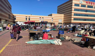 Şiddetli lodos sebebiyle devrilen pazar şemsiyesinin çarptığı kadın yaralandı