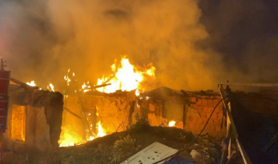 Yangın geceyi gündüze çevirdi: Metruk evde çıkan yangın korkuttu